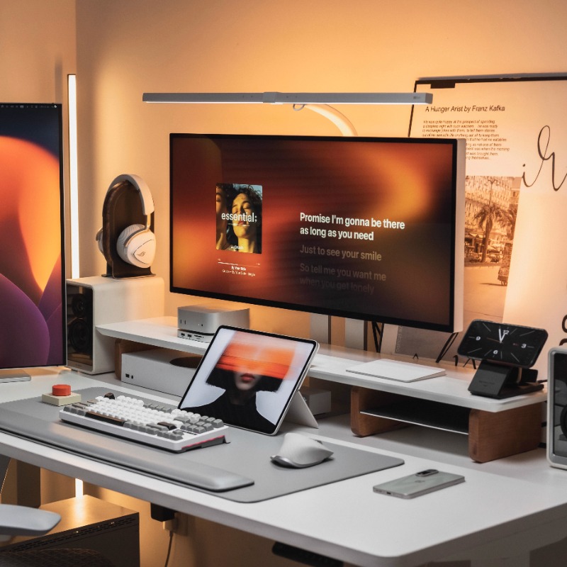 Desk Setup Monitor And Laptop - حامل شاشة حديث مريح لرف المكتب