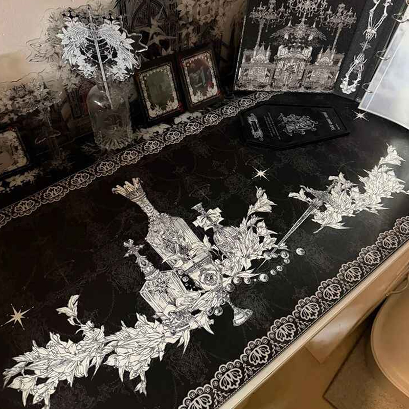 Desk Setup Rug - لوحة ماوس بتصميم مبنى قوطي من